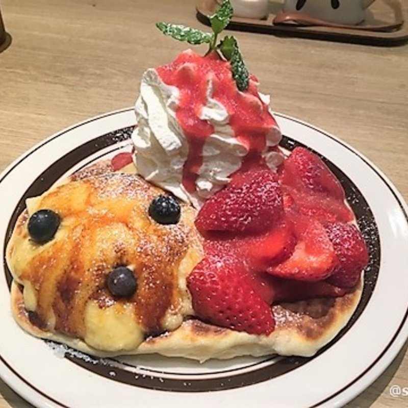 自由ケ丘ワッフルパンケーキ　フレッシュいちごとカスタードブリュレ(メロウ ブラウン コーヒー イオンモール岡山店 （MELLOW BROWN COFFEE）)