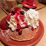 ワッフルパンケーキ　三種のベリー　ホイップ＋ホイップ追加