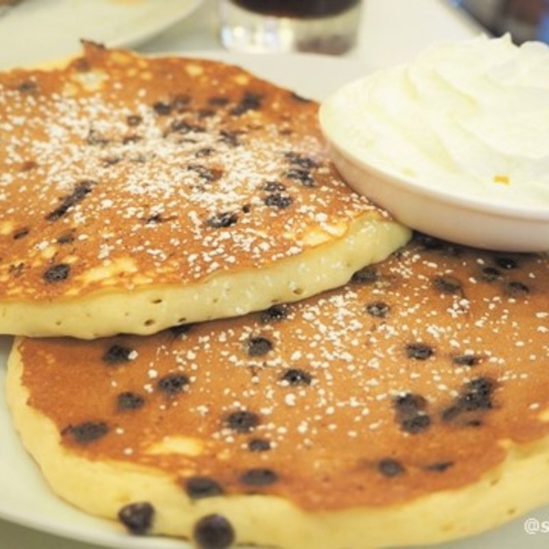 チョップドチョコレートパンケーキ +ホイップバタートッピング(ハワイアンパンケーキハウス パニラニ （Hawaiian Pancakes House Paanilani）)