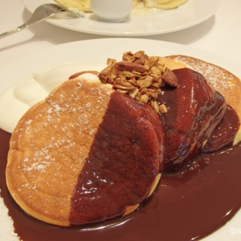 ホットチョコレートパンケーキ　自家製グラノーラ掛け(幸せのパンケーキ 梅田茶屋町店)
