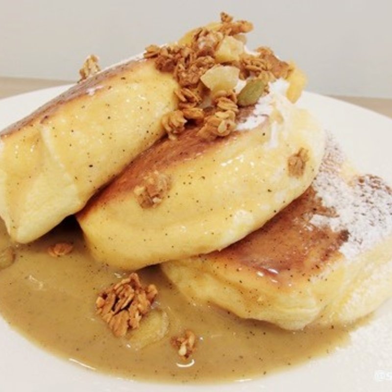 紅茶ミルクパンケーキ 自家製グラノーラ掛け(幸せのパンケーキ 南船場 はなれ)