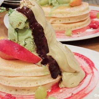 ピスタチオアイスとほうじ茶クリームのパンケーキ(パンケーキママカフェ VoiVoi （ヴォイヴォイ）)