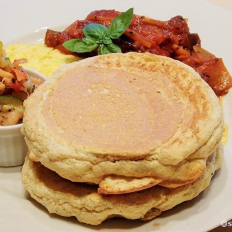 100％全粒粉の豆乳仕立てパンケーキ～フワフワ豆乳オムレツにラタトゥーユソースを添えて～ハワイ伝統料理のロミロミサーモン付(レインボーパンケーキ （RAINBOW PANCAKE）)