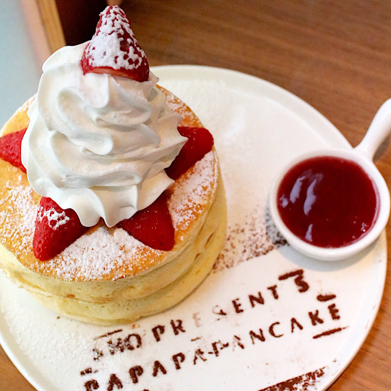 ショートケーキ風パンケーキ(eggg Cafe 小平本店)