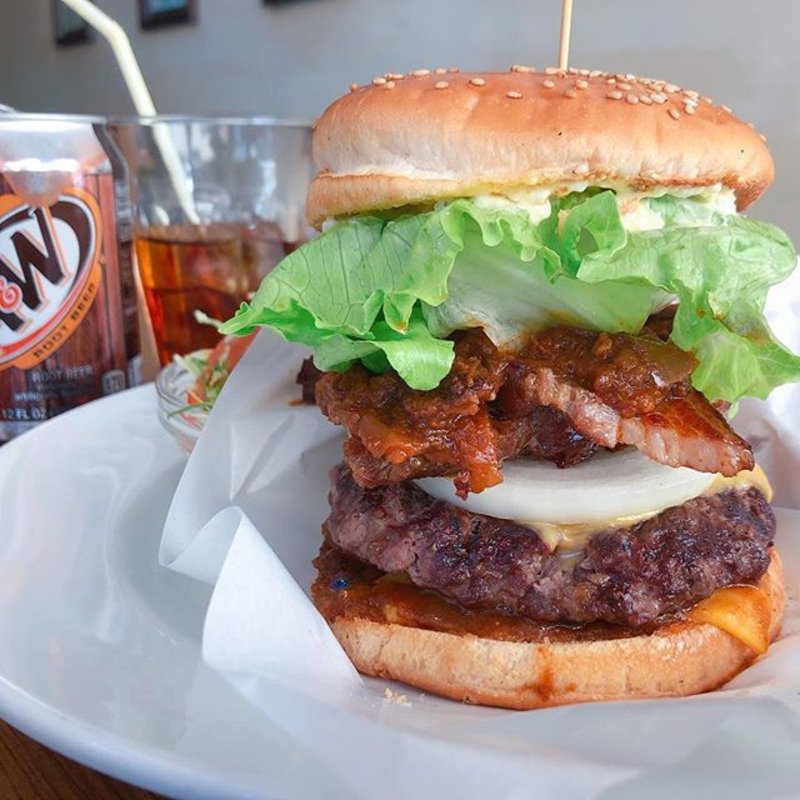 煮込みチリベーコンチーズバーガー(ベーカーバウンス)