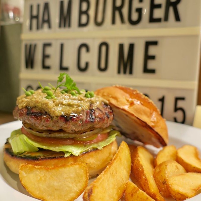 実山椒とグリーンオリーブのタプナードのハンバーガー(HELLO NEW DAY Hamburger)