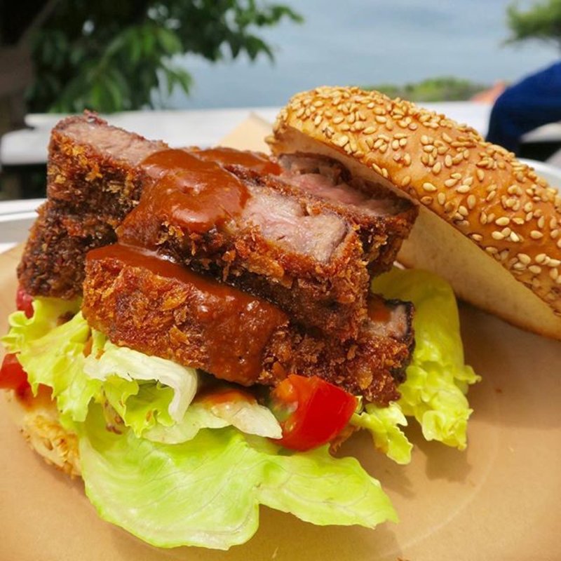 あわじ島玉ねぎたっぷり厚切りチャーカツバーガー(絶景レストラン うずの丘)