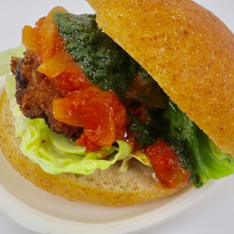 仔牛のミラノ風カツレツバーガー 大葉のジェノベーゼと特製味噌トマトソース(Dining Bar SelVaggio )