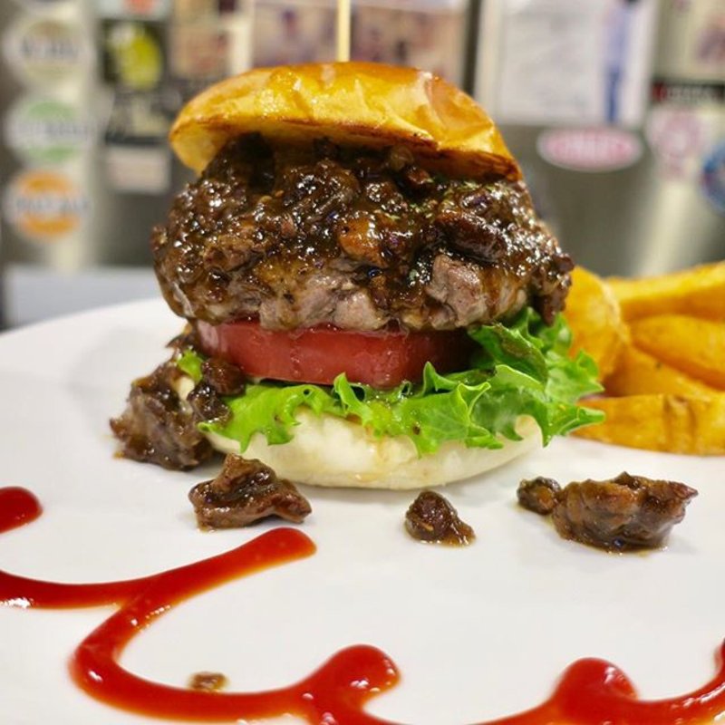 牛すじを黒ビールでトロットロになるまで煮込んだバーガー(Kokopelli)