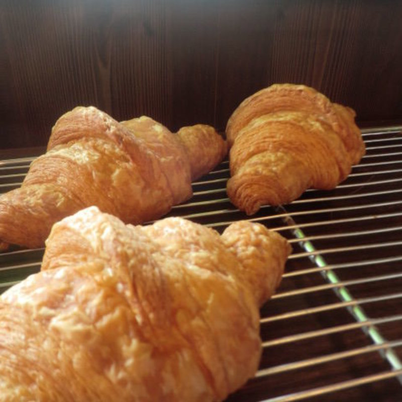 フランス産AOPバター使用のクロワッサン。(La boulangerie de Harimaya)