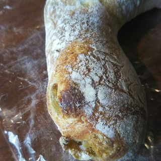 オリーブのパン(国産オーガニック小麦のパン屋 Trente Trois(トランテ トロワ ))