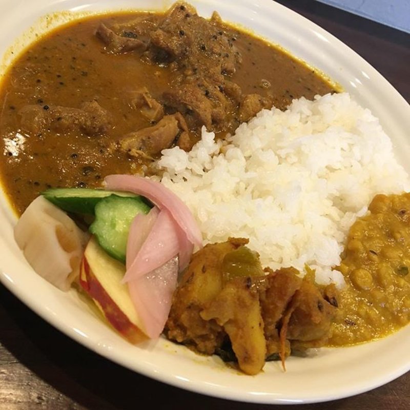チキンカレー+カレーセット(カレー＆オリエンタルバル 桃の実)