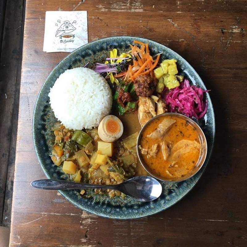 バターチキンと豆と根菜のサンバル(虎子食堂)
