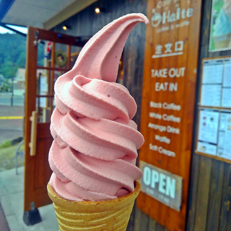 厳選いちごソフトクリーム(アルト （Cafe Stand Halte）)
