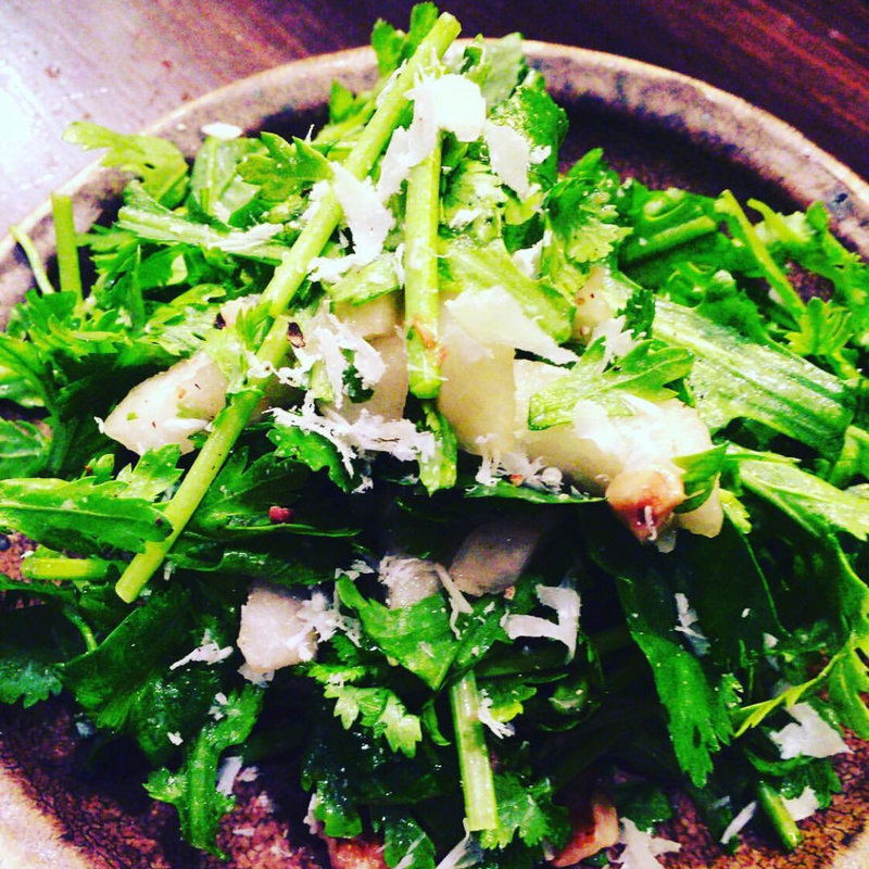 春菊とパクチー、梨のサラダ(醸造科 oryzae)