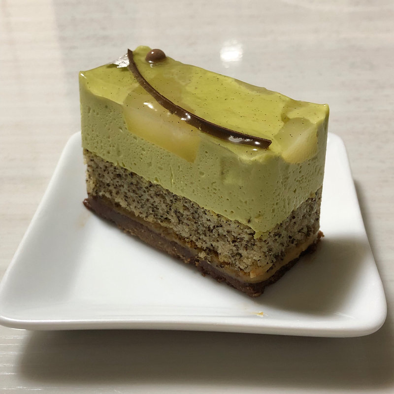 アニスとクローブスでコンポートした洋梨とタヒチ産バニラとピスタチオのババロア、スコッチとアールグレイ風味のパンドジェンヌとキャラメルクリーム(やまもと菓子店)