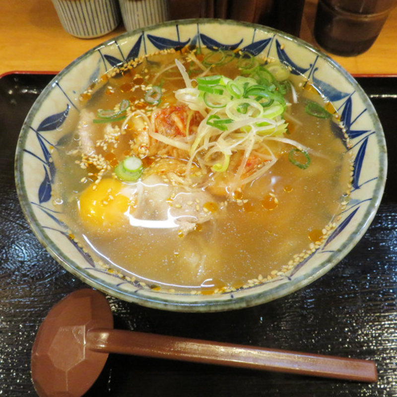 豚キムチうどん640円＋生卵50円(うどん 兎屋)