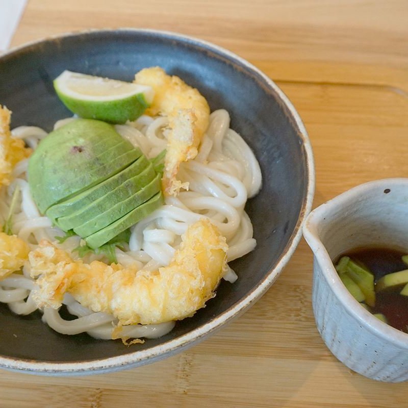 アボカドと海老天ぶっかけ(うどん日和)