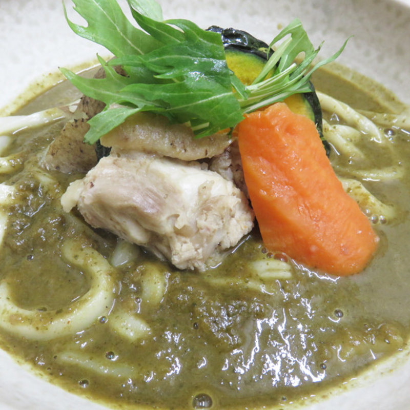 ゴロゴロ野菜と骨付き鶏肉のグリーンカレーうどん(麦衛門)