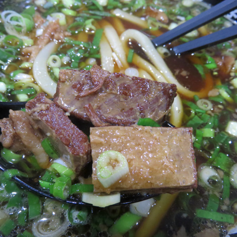 肉うどん660円と温玉子100円(肉ちゃんうどん博多駅南店)