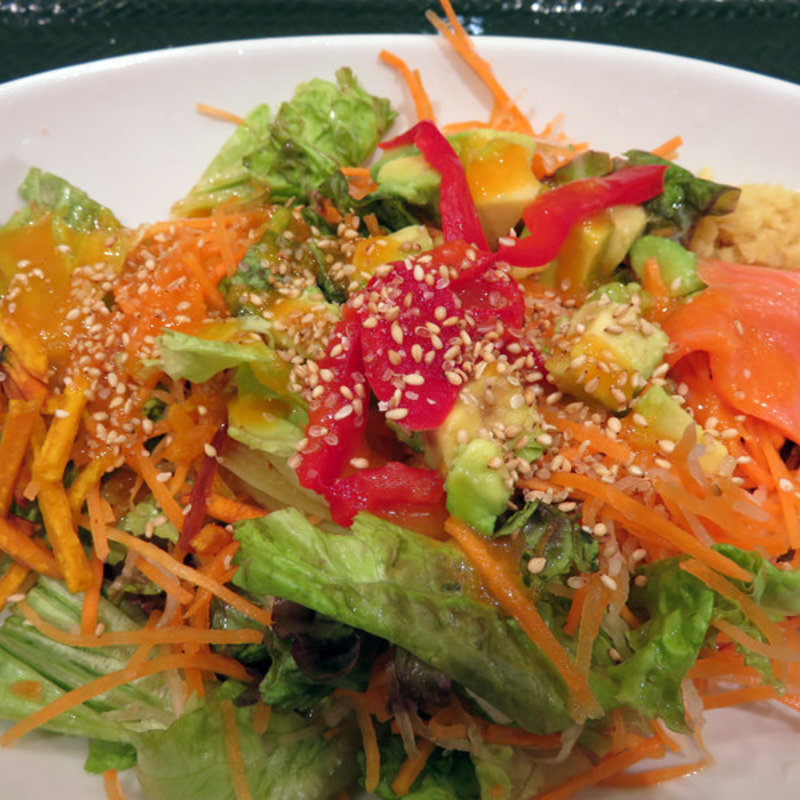 【期間限定】アボカドとサーモンのサラダうどん 小(吉野家・はなまるうどん 福岡空港店)