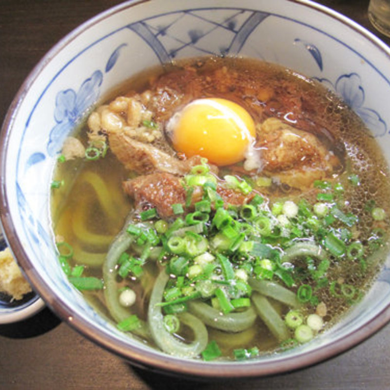 よもぎ牛すじ肉うどん＋生玉子(筑豊製麺組合 よもぎうどん 博多店)