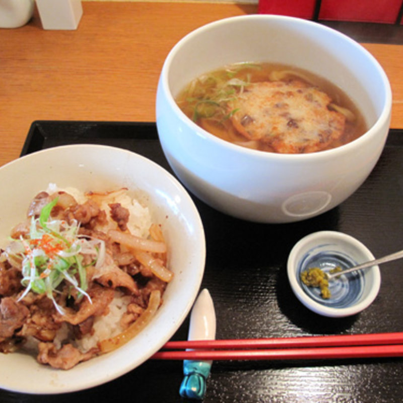 牛すじ丸天うどん＋豚生姜焼丼ミニ(丸天うどん専門店 万平)
