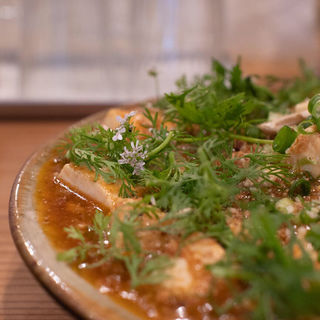 カレー屋の麻婆丼+パクチー(スパイス スエヒロ)