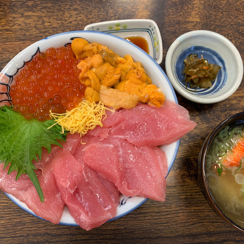 とろ三色丼(海鮮市場 北のグルメ)
