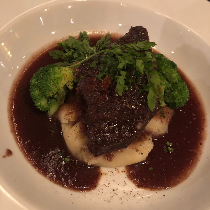 牛ホホ肉の赤ワイン煮込み(sol saliente （ソルサリエンテ）)