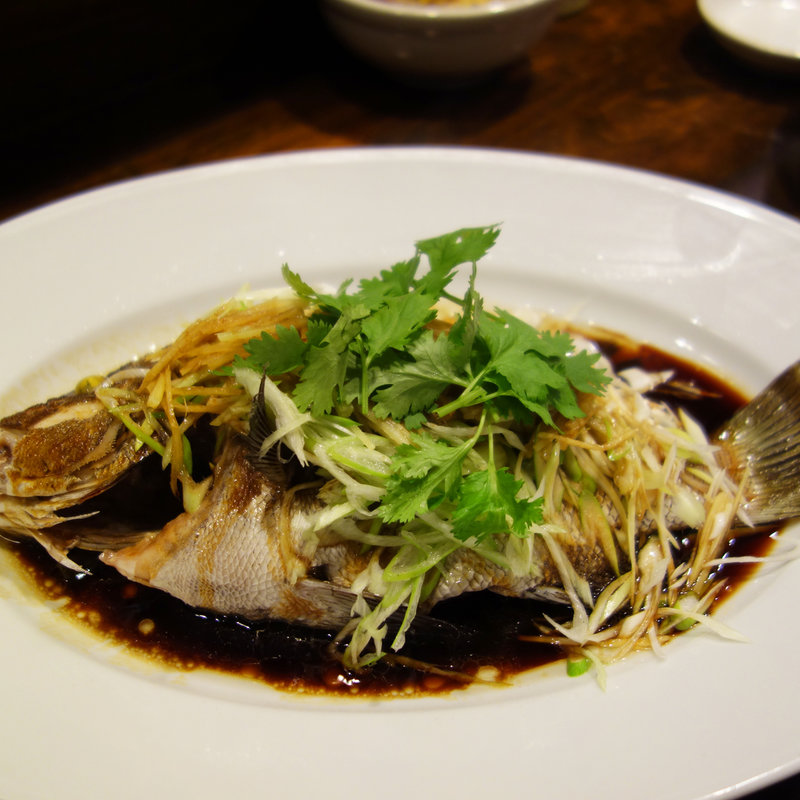 清蒸海上鮮(鮮魚の姿蒸し・広東風)(中華菜 髙福)