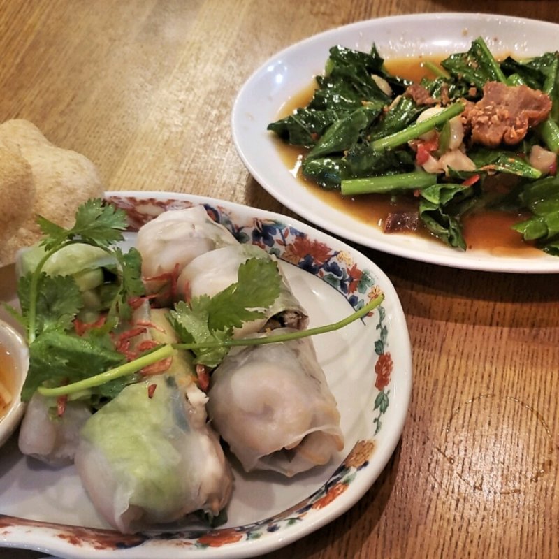 カイラン菜とカリカリポークのオイスターソース炒め(タイ料理クルンテープ本店)