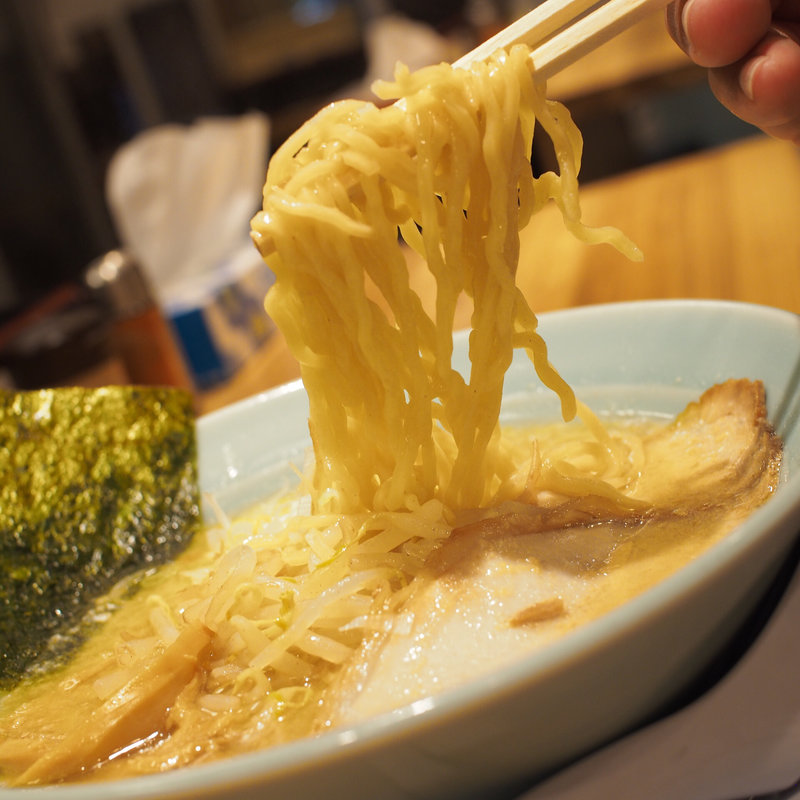 絡む背脂ラーメン(麺と出汁が絡むとき)