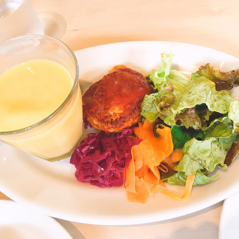 とうもろこしの冷製スープ、チキンハンバーグ煮込み(ピアットジョルニ )