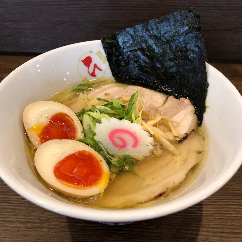 特製 白醤油らーめん(小麦と大豆 自家製麺 麺や ひなた)