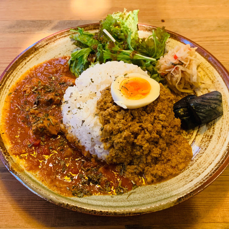ゴマ担々風キーマとチキンのトマトカレーのあいがけ(むぎのきまぐれ)