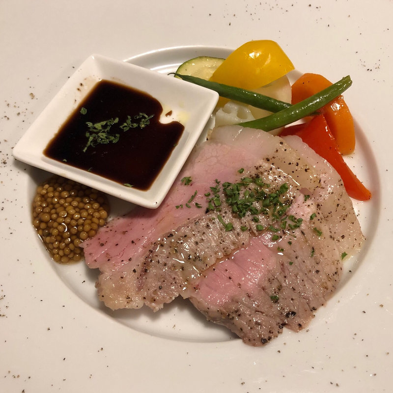 富士幻豚のロースト トリュフ風味のバルサミコ酢添え(トラットリア クロウド)