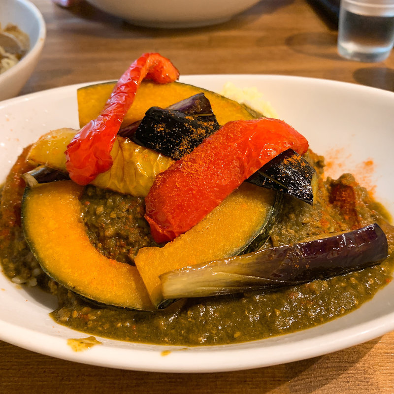 トマトほうれん草カレー素揚げ野菜トッピング(カレーハウス林)