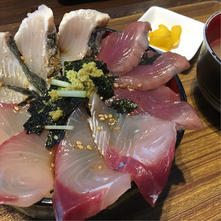 三色丼（B丼）(海鮮丼てんや)