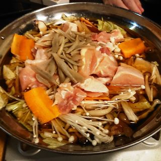 三種の茸の鶏出汁鍋(地酒と個室 とく山 新橋本店)