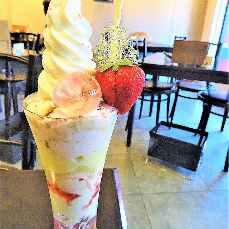 桜黒蜜パフェ(カフェ・エ・クラフト・ユエ)