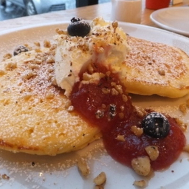 嶋崎農園のルバーブとチーズクリームパンケーキ(シロ カフェ 砂川本店)