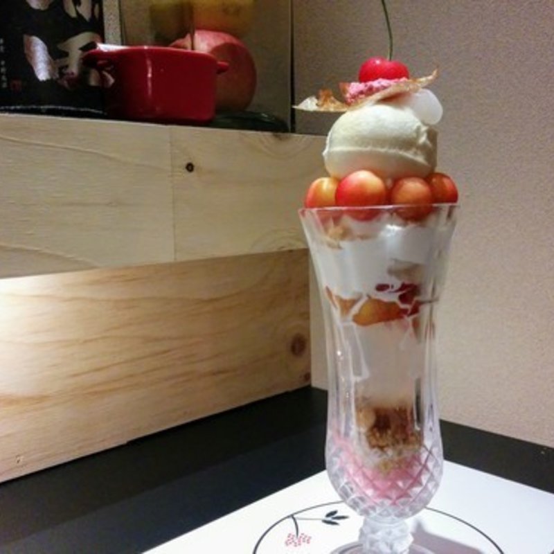 さくらんぼと大吟醸(夜パフェ専門店ななかま堂)