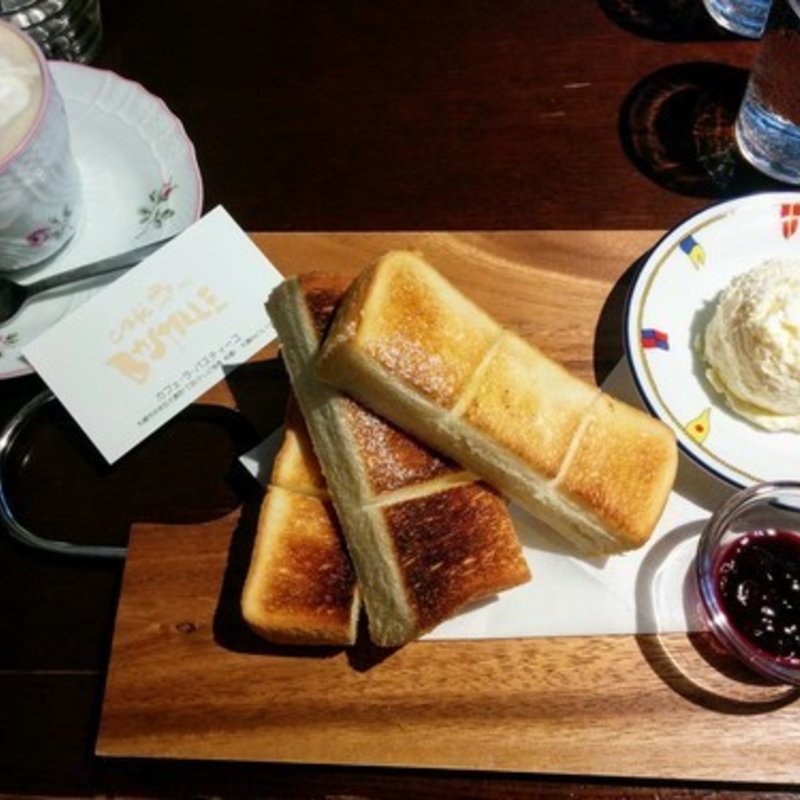 レアチーズとトースト(カフェ・ラ・バスティーユ)