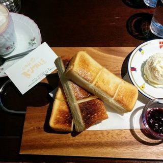 レアチーズとトースト(カフェ・ラ・バスティーユ)