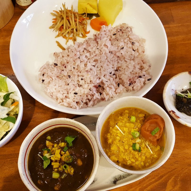 カレー2種盛のセット(初台スパイス食堂 和魂印才たんどーる)