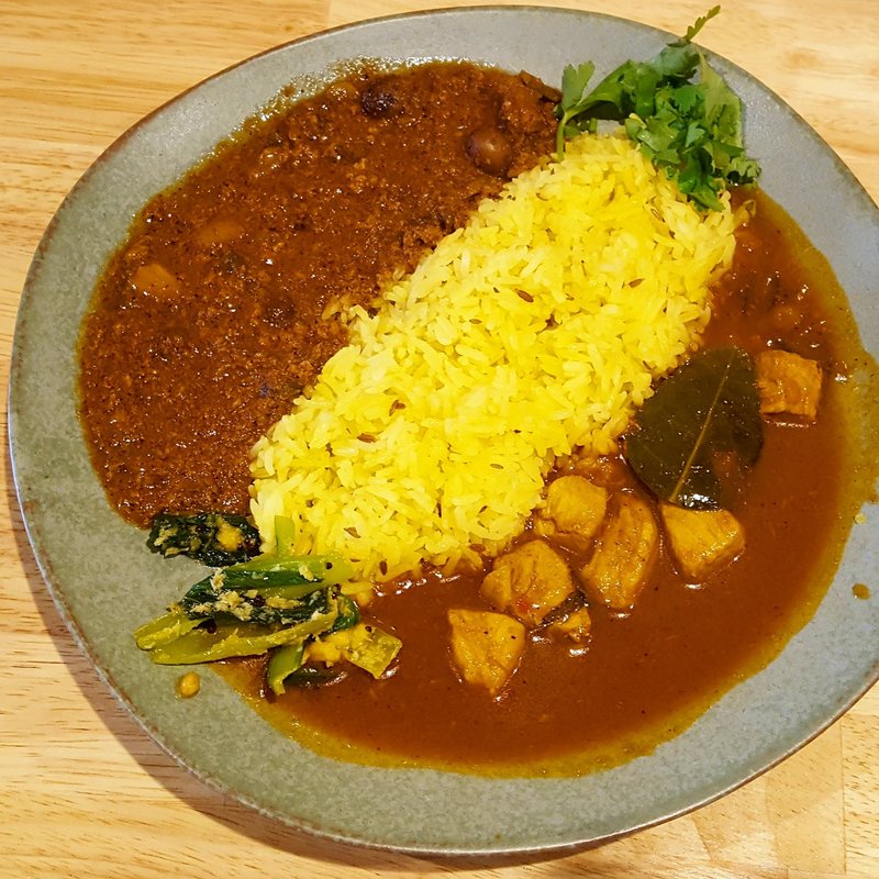 カレー二種盛り(スパイスバー コザブロ)