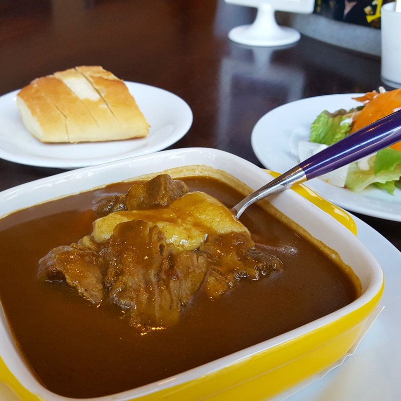 カレーonマッシュポテト　ビーフカレー(ぐりむ館)