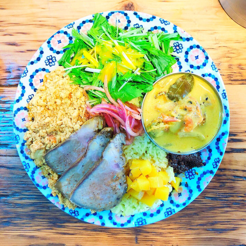 あいがけ（南インドココナッツチキンキーマ、ホタテのマラバールカレー、アチャーリーローストポークとゴングラと大根のアチャールトッピング）(サンラサー)