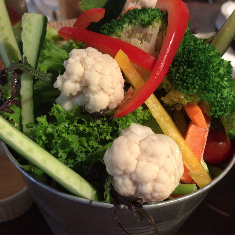 バケツ盛りサラダ(東口ミート酒場 )